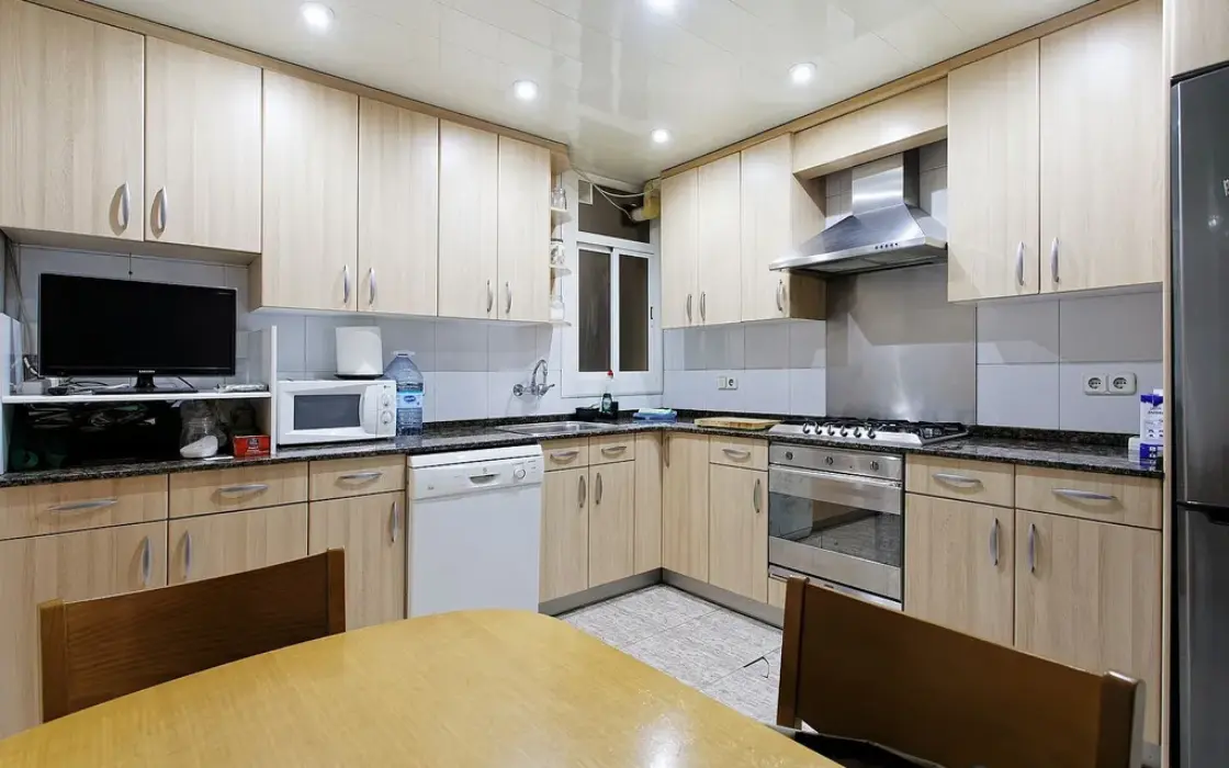 Квартира 177 кв.м под ремонт в историческом здании Барселоны