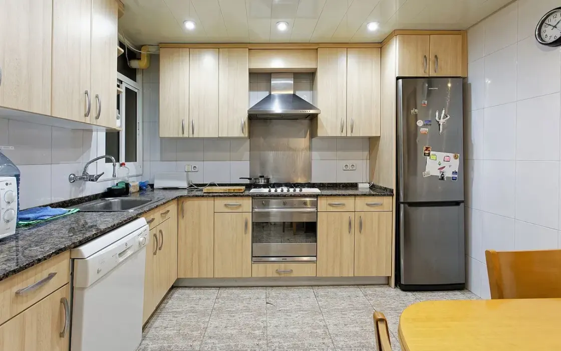 Квартира 177 кв.м под ремонт в историческом здании Барселоны