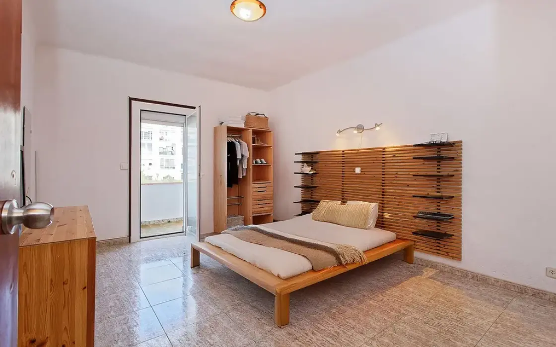 Квартира 177 кв.м под ремонт в историческом здании Барселоны