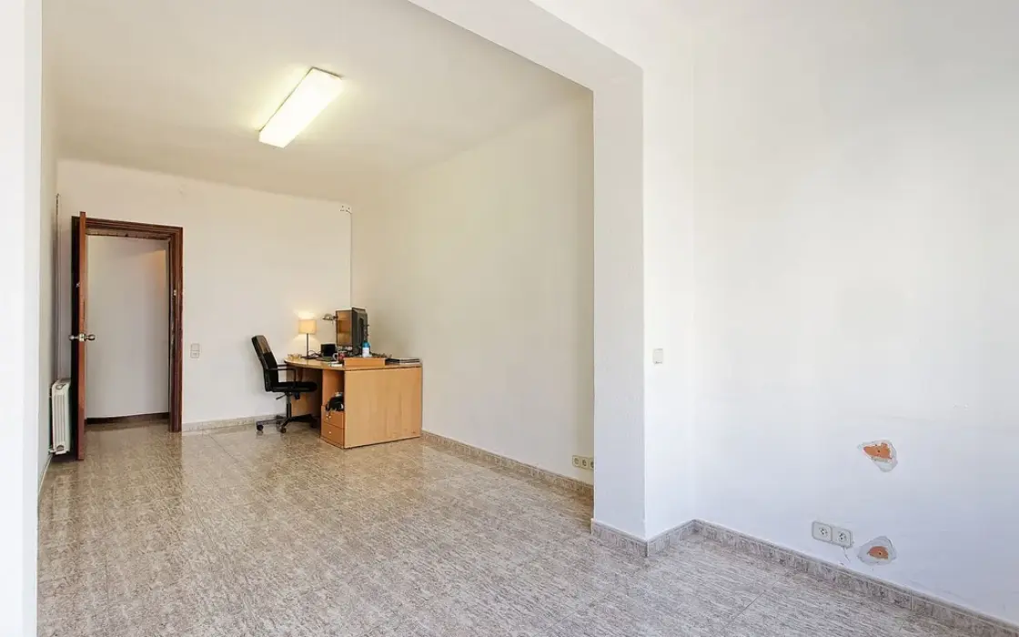 Квартира 177 кв.м под ремонт в историческом здании Барселоны