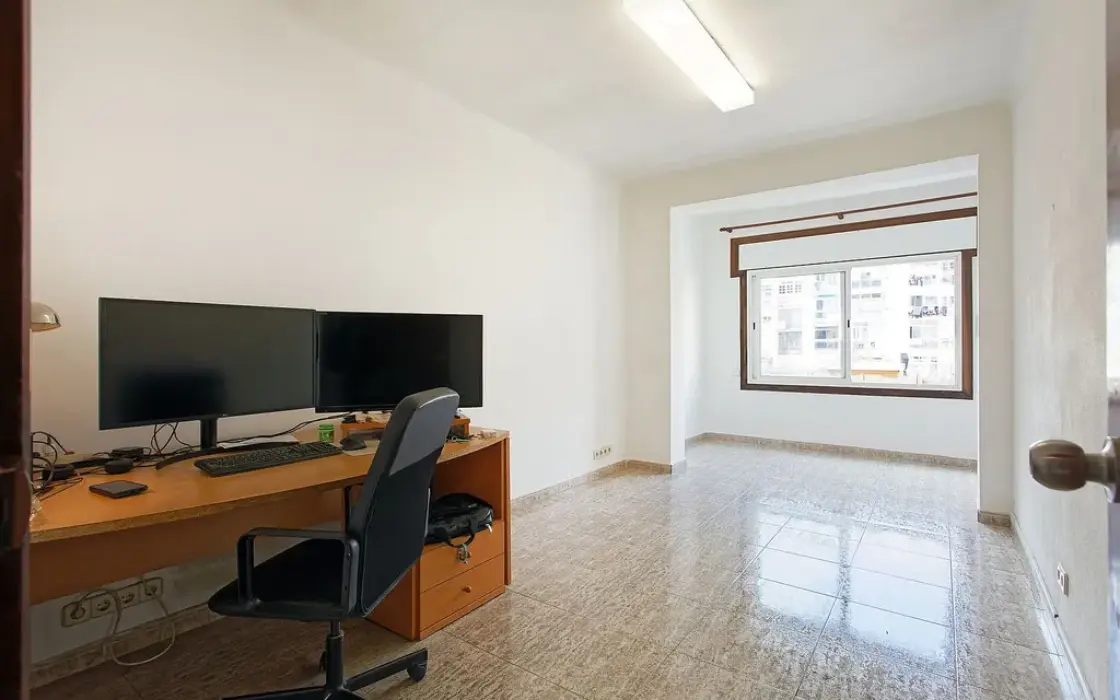 Квартира 177 кв.м под ремонт в историческом здании Барселоны