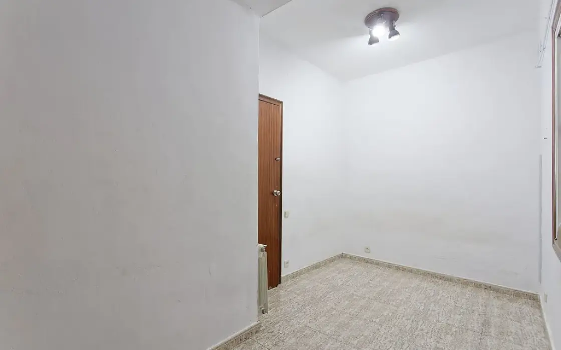 Квартира 177 кв.м под ремонт в историческом здании Барселоны