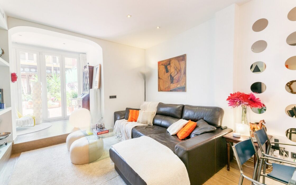 Квартира з терасою 300 кв.м в класичній будівлі Барселони