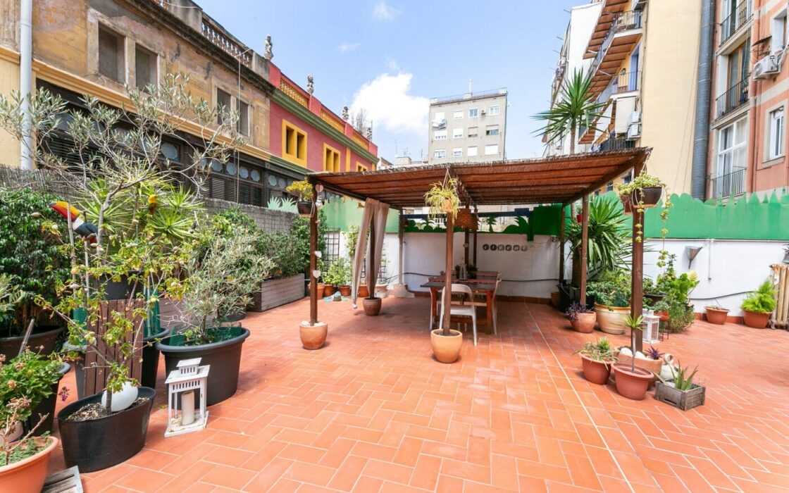 Квартира з терасою 300 кв.м в класичній будівлі Барселони