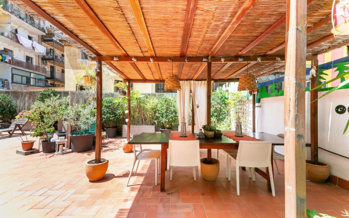 Квартира з терасою 300 кв.м в класичній будівлі Барселони