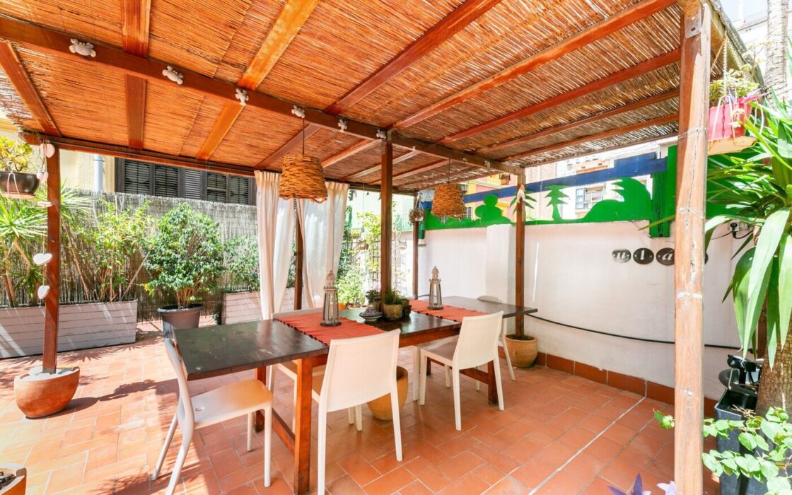 Квартира з терасою 300 кв.м в класичній будівлі Барселони