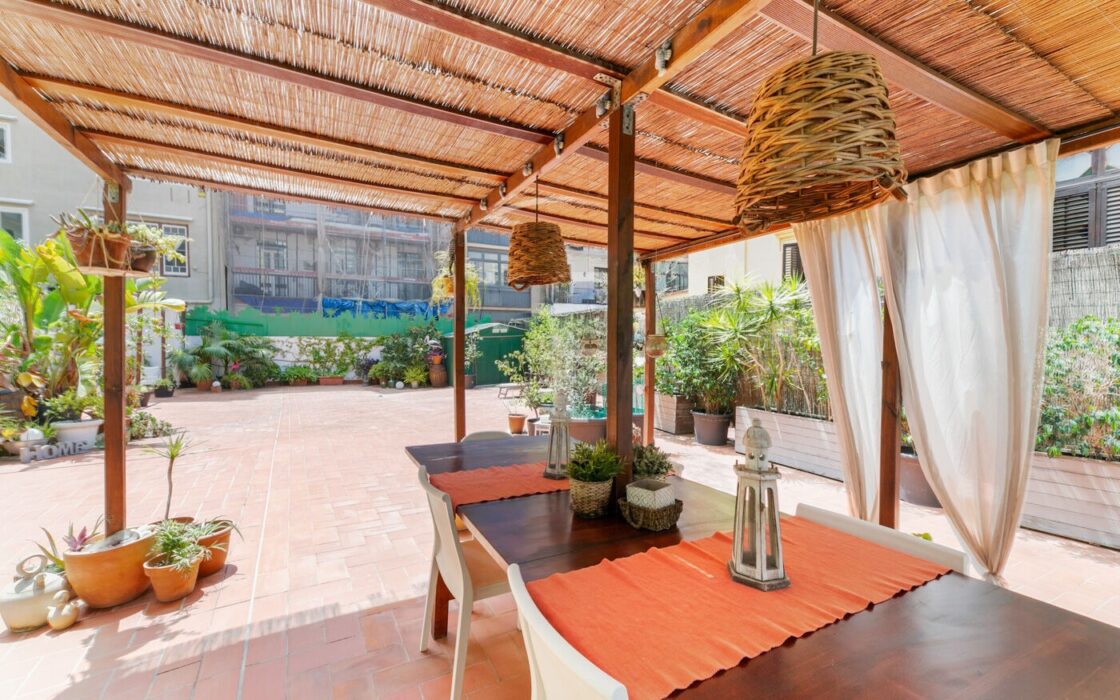 Квартира з терасою 300 кв.м в класичній будівлі Барселони