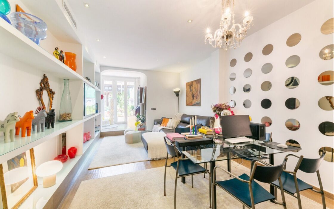 Квартира з терасою 300 кв.м в класичній будівлі Барселони