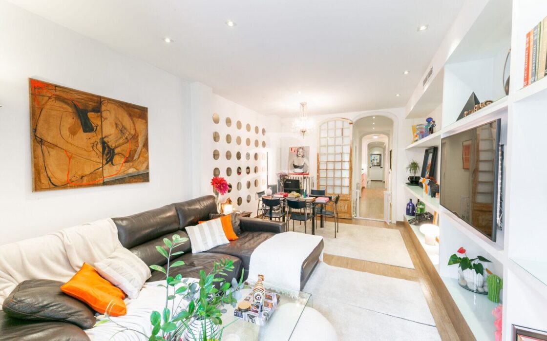 Квартира з терасою 300 кв.м в класичній будівлі Барселони