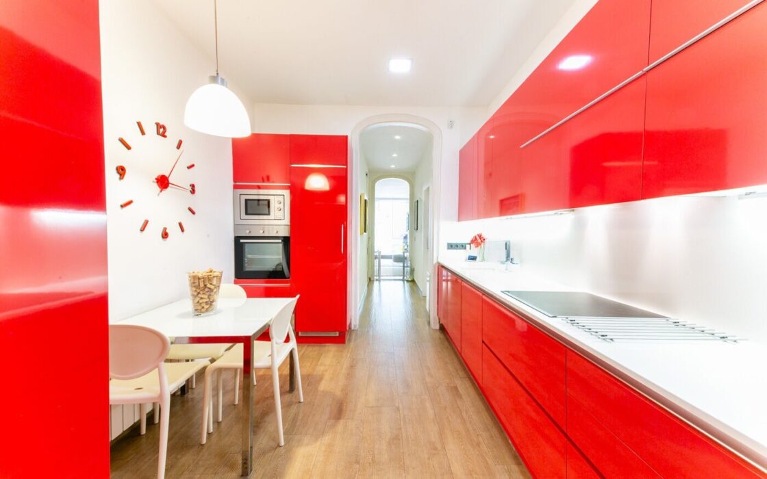 Квартира з терасою 300 кв.м в класичній будівлі Барселони