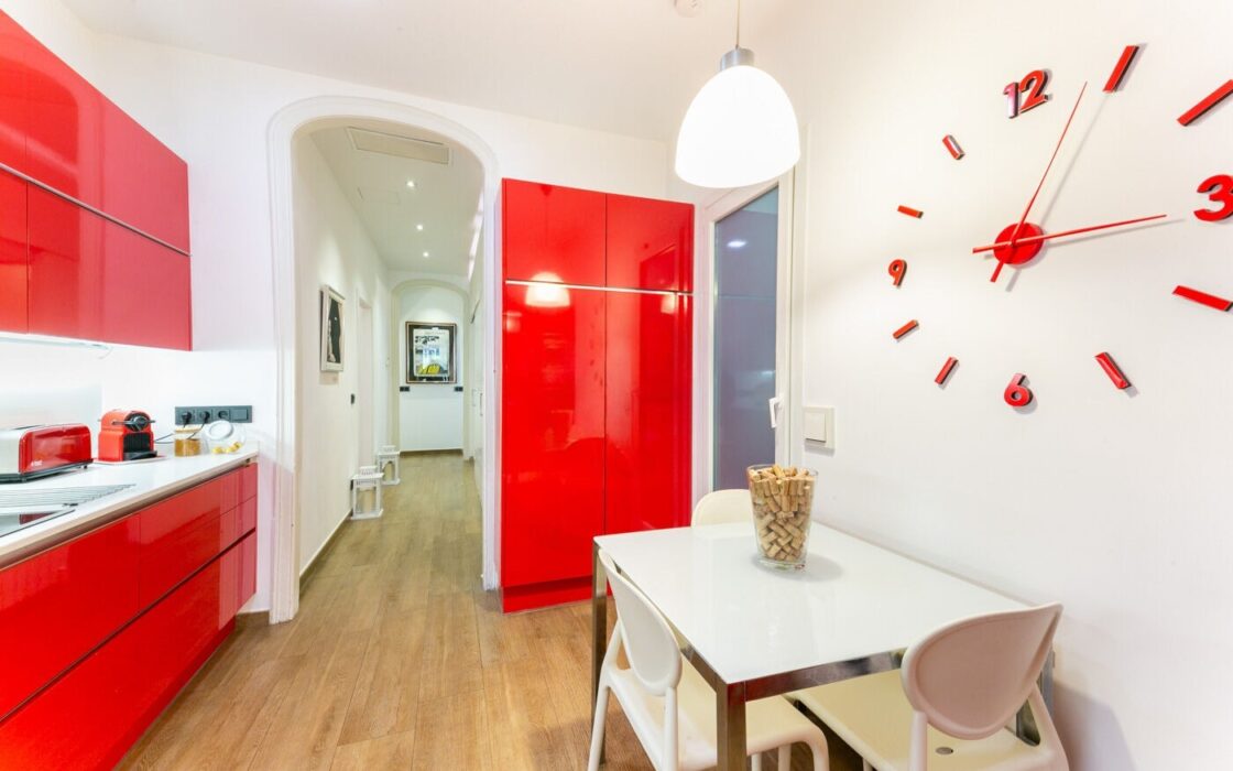 Квартира з терасою 300 кв.м в класичній будівлі Барселони