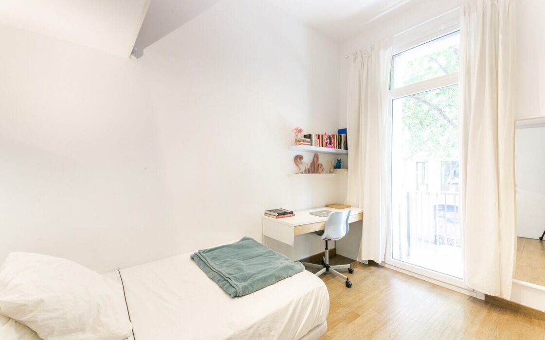 Квартира з терасою 300 кв.м в класичній будівлі Барселони