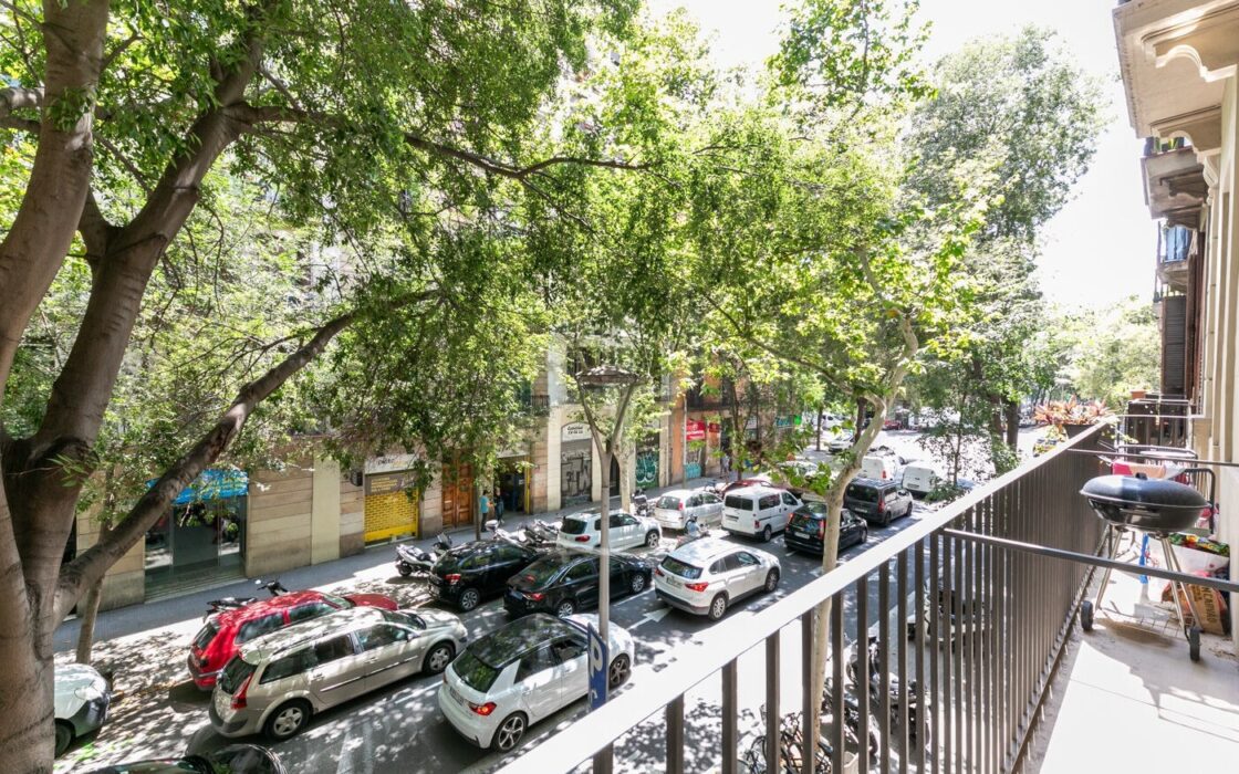 Квартира з терасою 300 кв.м в класичній будівлі Барселони