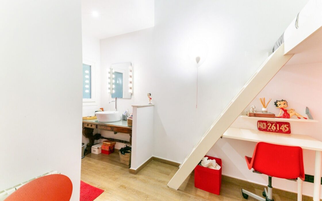 Квартира з терасою 300 кв.м в класичній будівлі Барселони