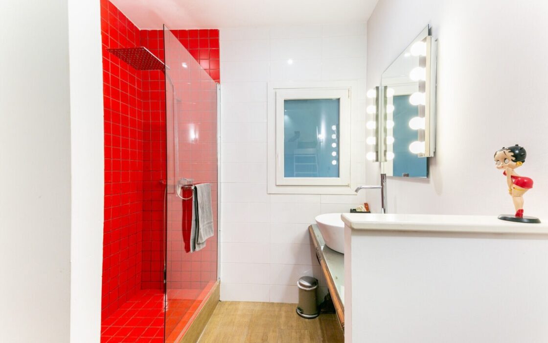 Квартира з терасою 300 кв.м в класичній будівлі Барселони