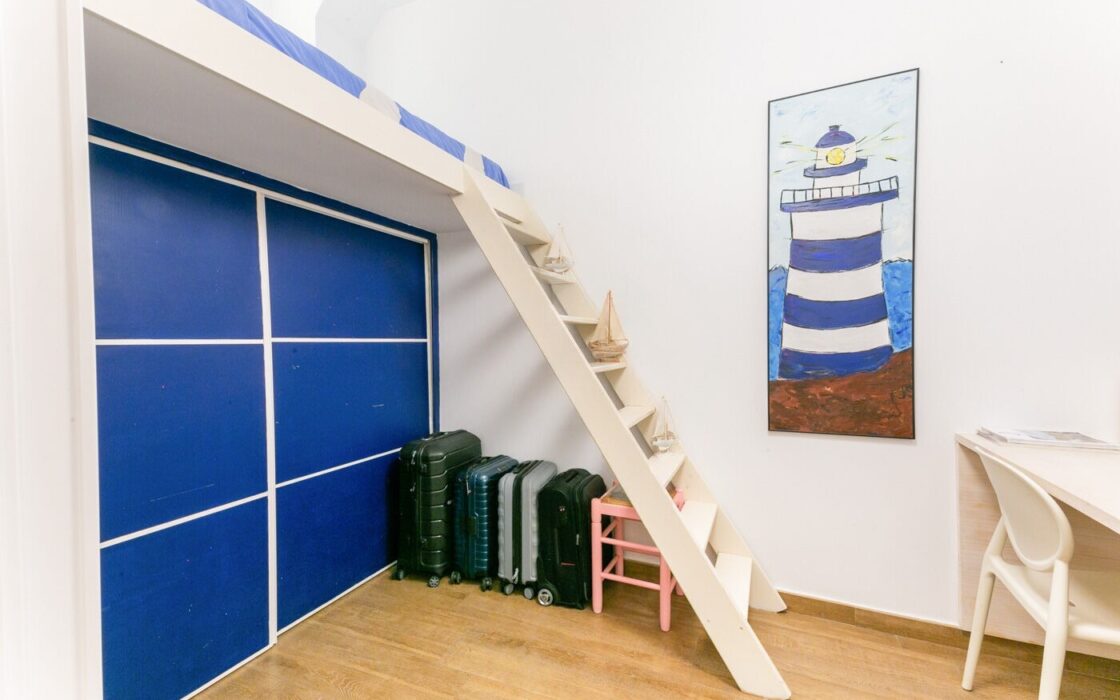 Квартира з терасою 300 кв.м в класичній будівлі Барселони