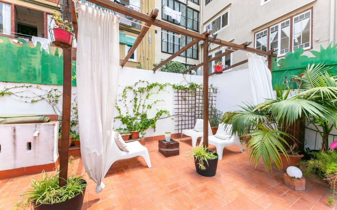 Квартира з терасою 300 кв.м в класичній будівлі Барселони