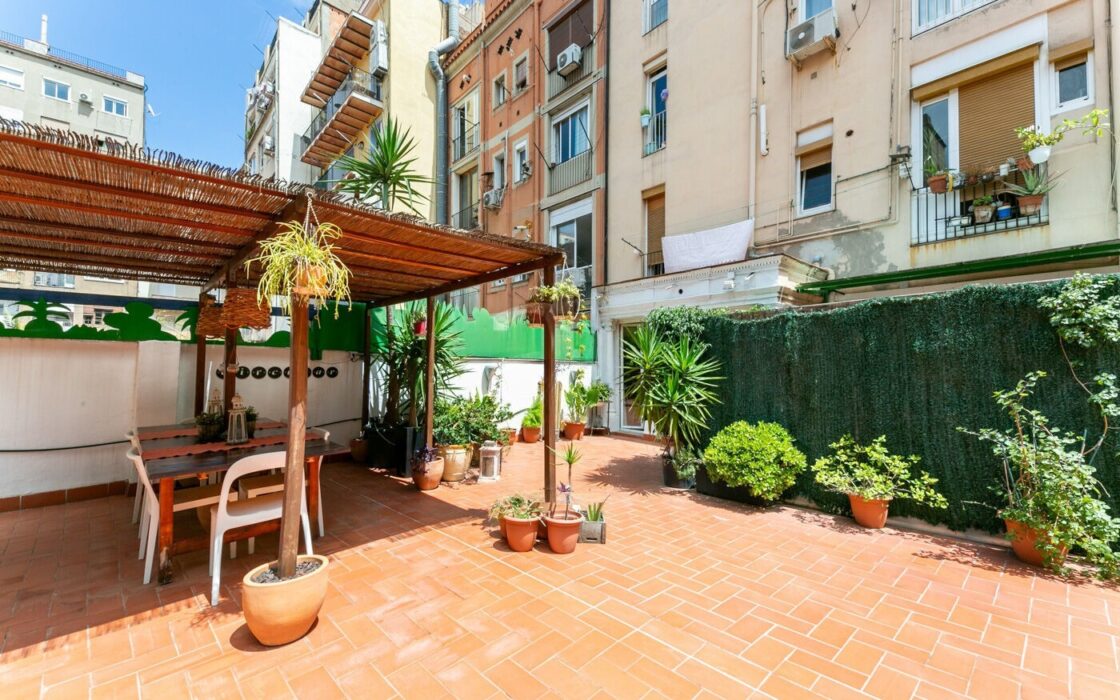 Квартира з терасою 300 кв.м в класичній будівлі Барселони