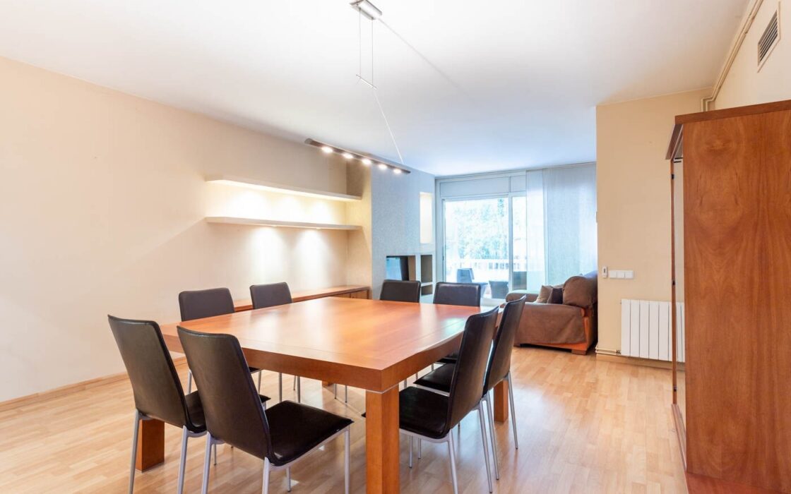 Елегантна квартира з терасою в Барселоні 140 кв.м.