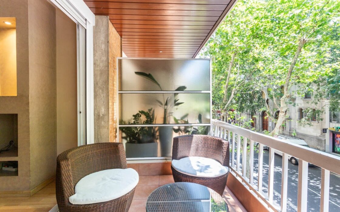 Елегантна квартира з терасою в Барселоні 140 кв.м.