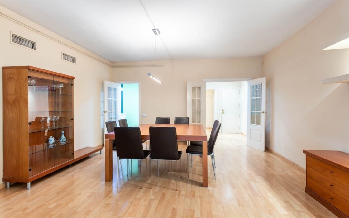 Елегантна квартира з терасою в Барселоні 140 кв.м.