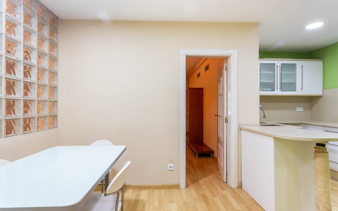 Елегантна квартира з терасою в Барселоні 140 кв.м.