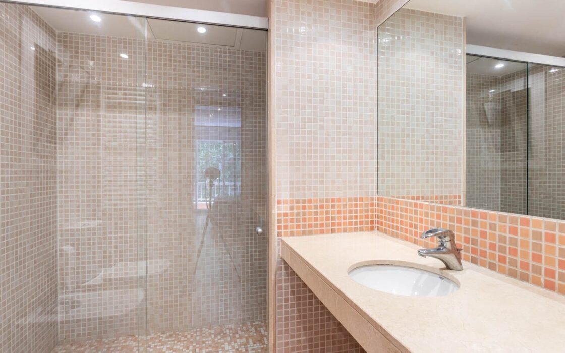 Елегантна квартира з терасою в Барселоні 140 кв.м.