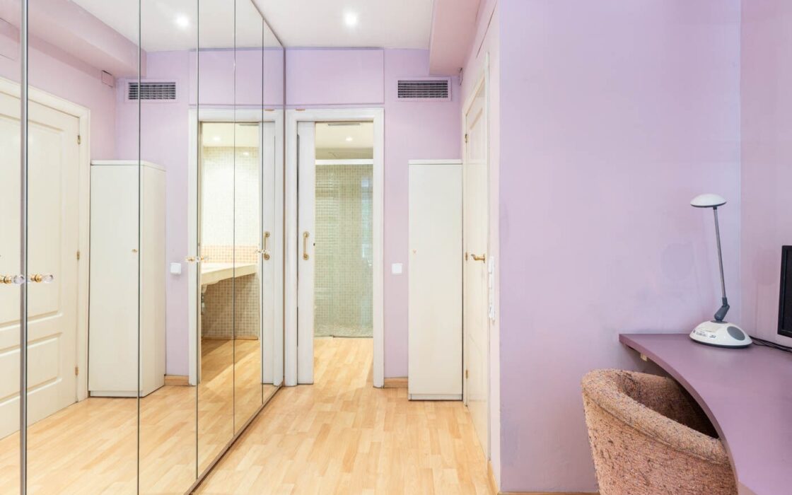 Елегантна квартира з терасою в Барселоні 140 кв.м.