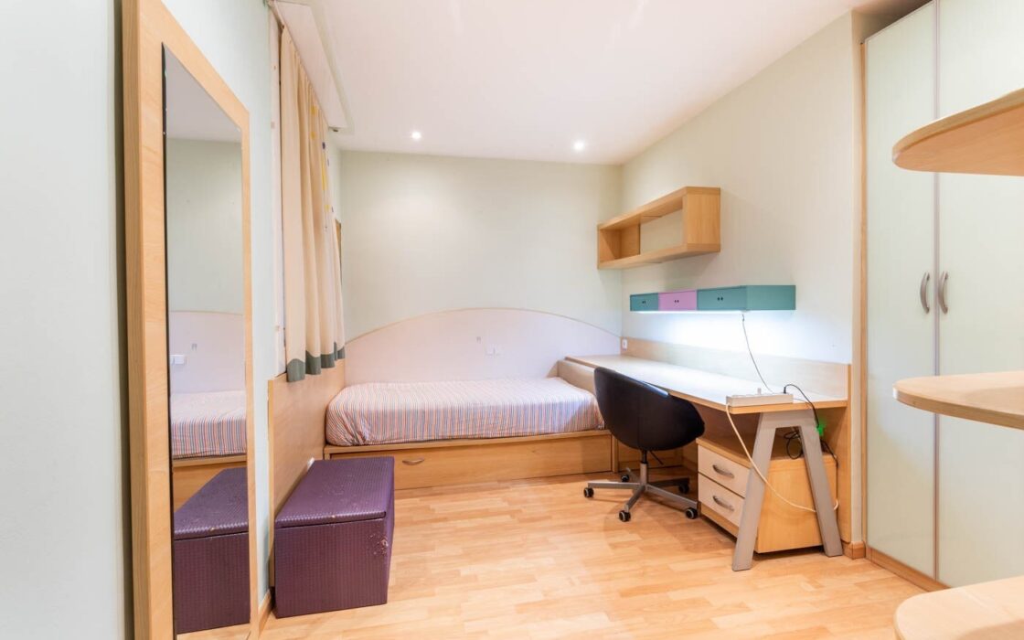 Елегантна квартира з терасою в Барселоні 140 кв.м.