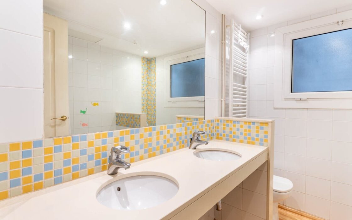 Елегантна квартира з терасою в Барселоні 140 кв.м.