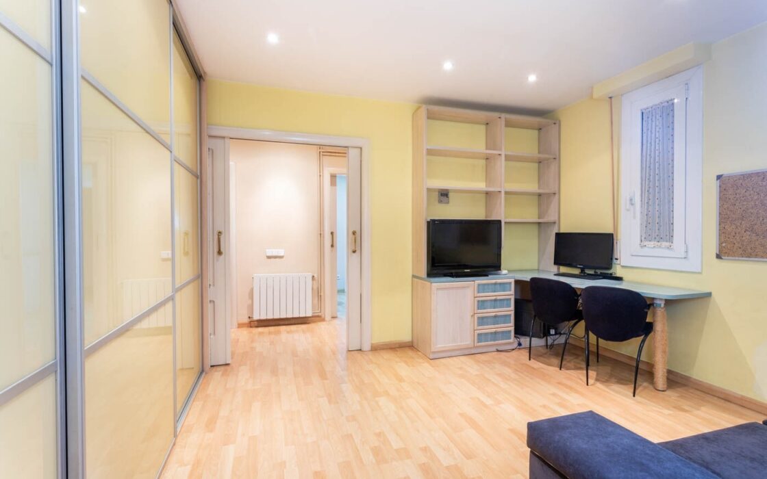 Елегантна квартира з терасою в Барселоні 140 кв.м.