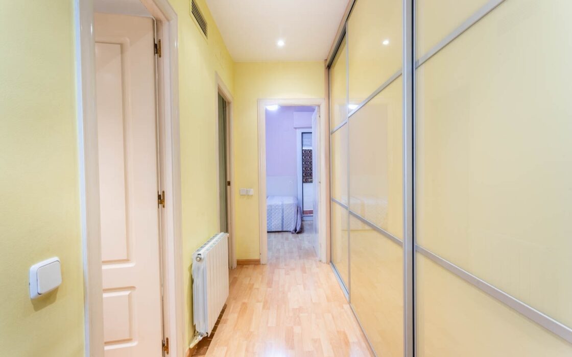 Елегантна квартира з терасою в Барселоні 140 кв.м.