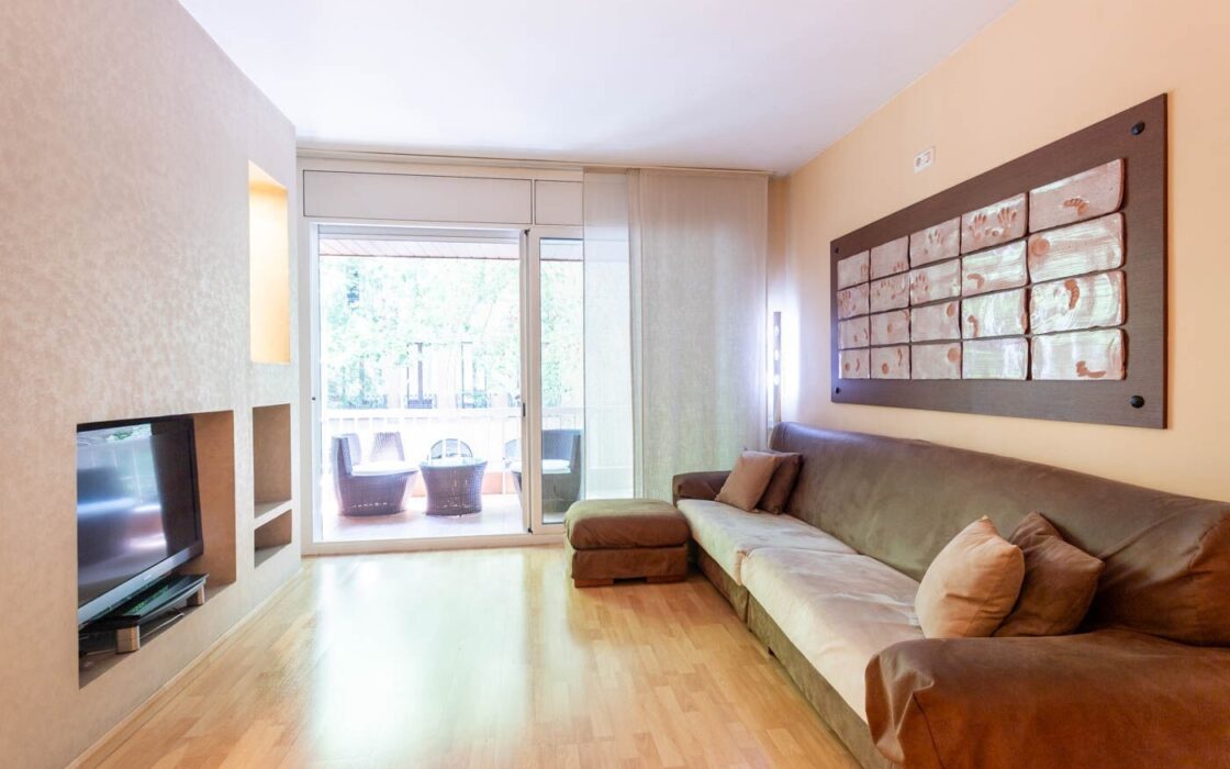 Елегантна квартира з терасою в Барселоні 140 кв.м.