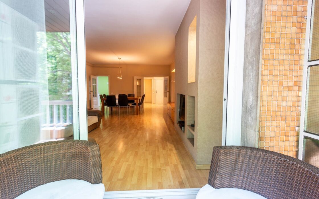 Елегантна квартира з терасою в Барселоні 140 кв.м.