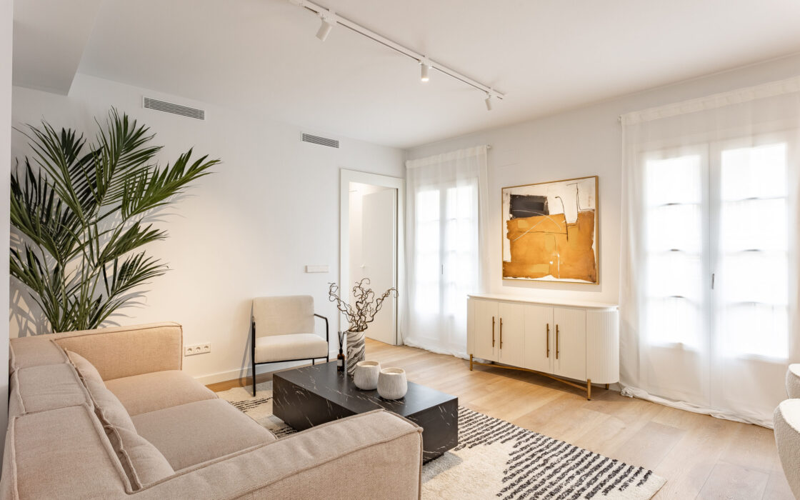 Отреставрированная квартира в центре Барселоны 120 кв.м с террасой