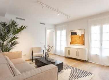 Отреставрированная квартира в центре Барселоны 120 кв.м с террасой