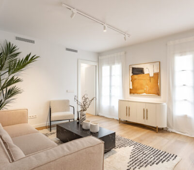 Отреставрированная квартира в центре Барселоны 120 кв.м с террасой