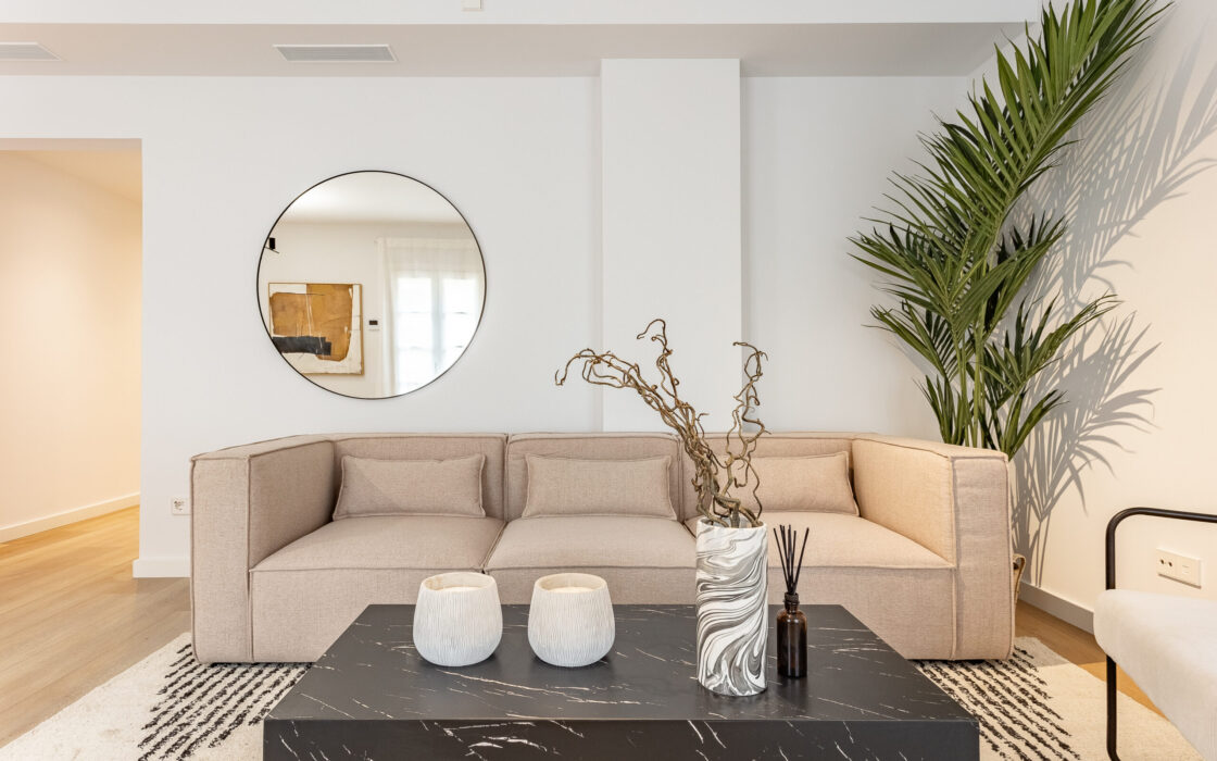 Отреставрированная квартира в центре Барселоны 120 кв.м с террасой