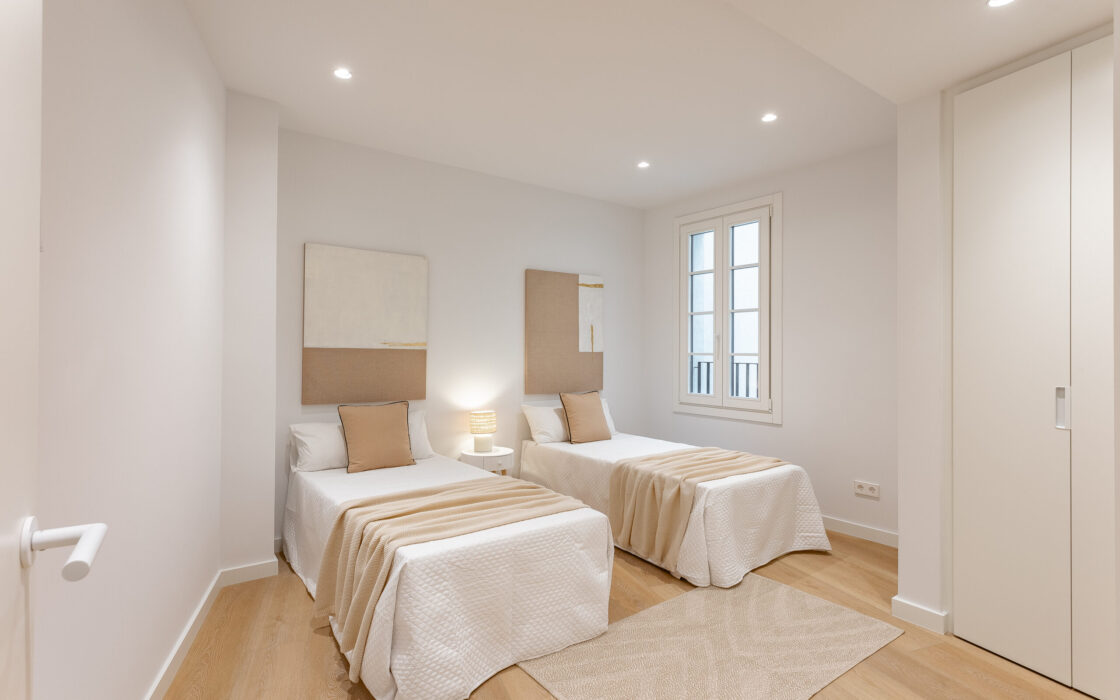 Отреставрированная квартира в центре Барселоны 120 кв.м с террасой