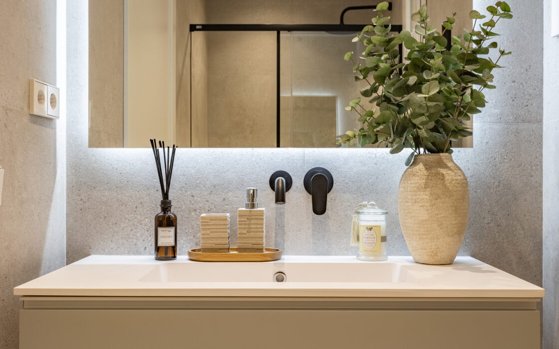 Отреставрированная квартира в центре Барселоны 120 кв.м с террасой