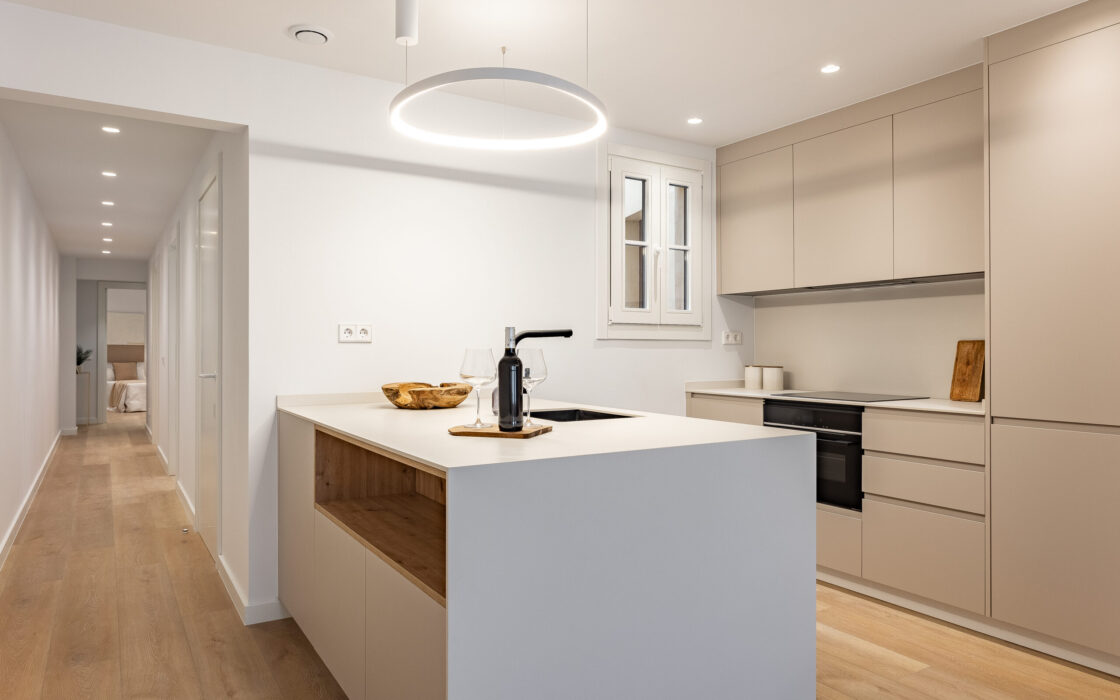 Отреставрированная квартира в центре Барселоны 120 кв.м с террасой