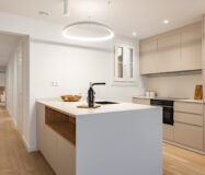 Отреставрированная квартира в центре Барселоны 120 кв.м с террасой