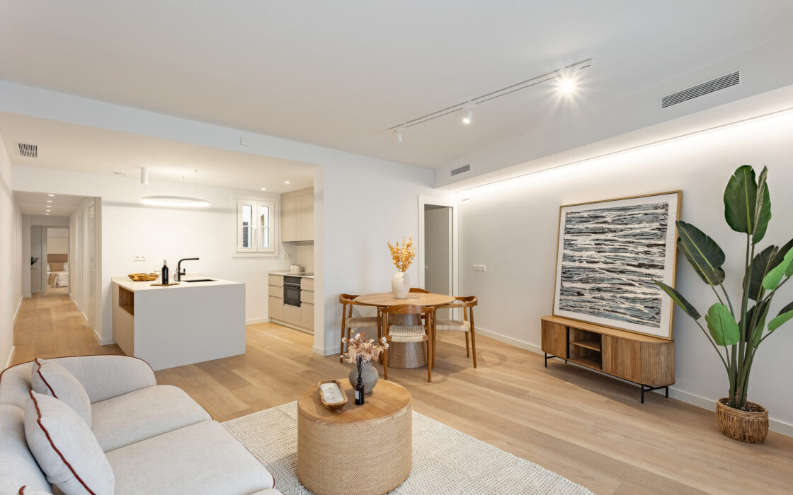 Отреставрированная квартира в центре Барселоны 120 кв.м с террасой