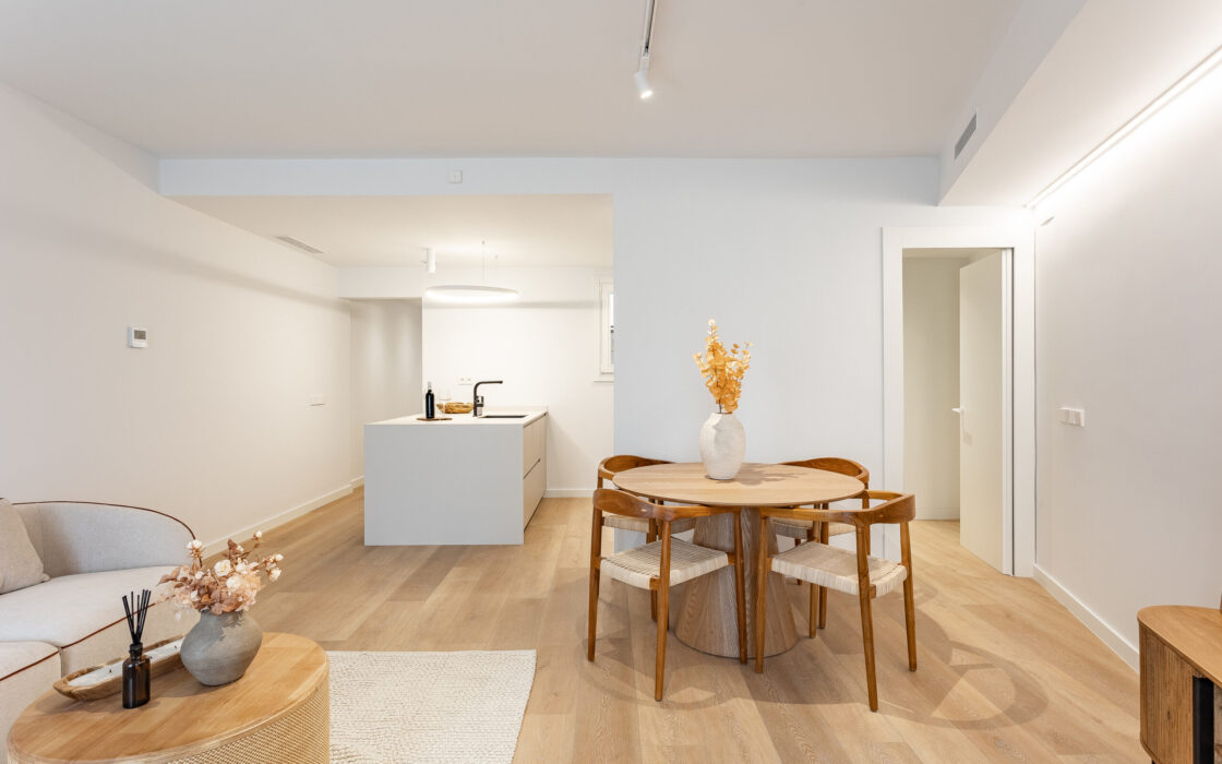 Отреставрированная квартира в центре Барселоны 120 кв.м с террасой