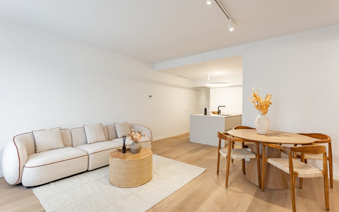 Отреставрированная квартира в центре Барселоны 120 кв.м с террасой