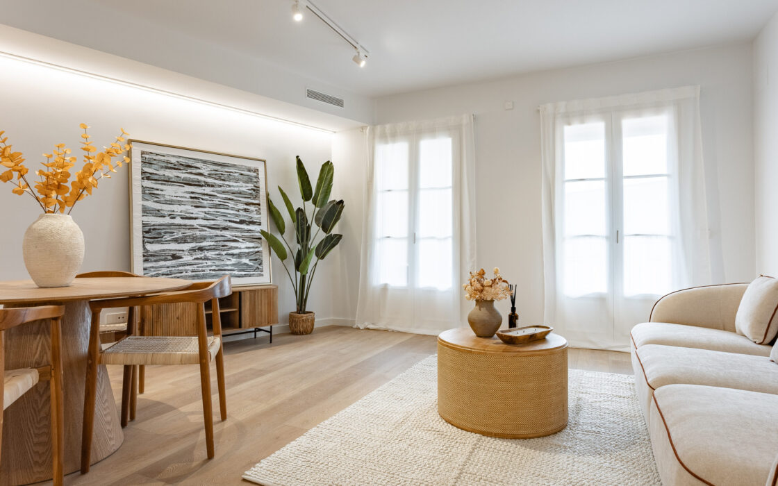 Отреставрированная квартира в центре Барселоны 120 кв.м с террасой