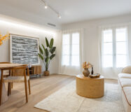 Отреставрированная квартира в центре Барселоны 120 кв.м с террасой