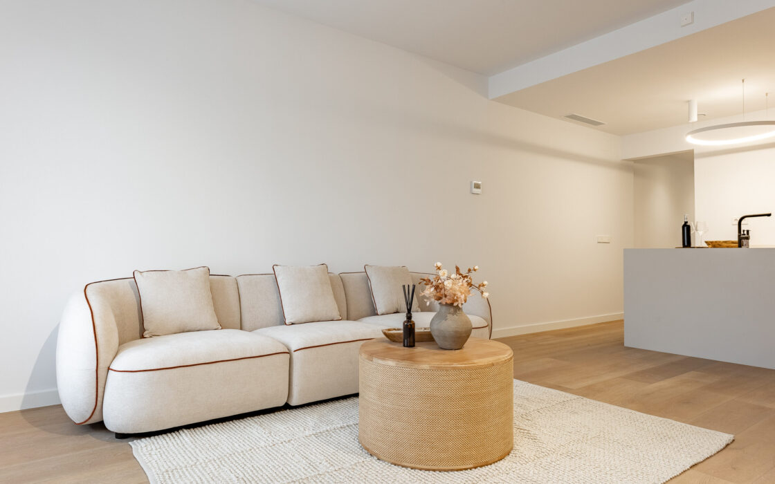 Отреставрированная квартира в центре Барселоны 120 кв.м с террасой