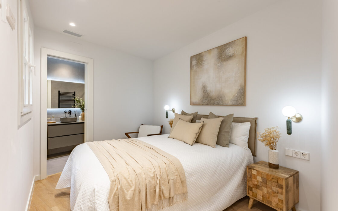 Отреставрированная квартира в центре Барселоны 120 кв.м с террасой