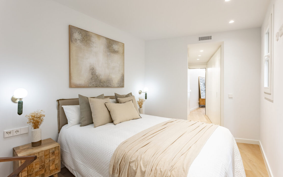 Отреставрированная квартира в центре Барселоны 120 кв.м с террасой